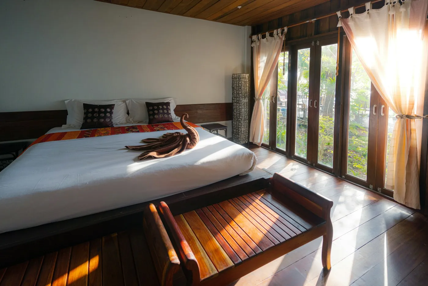 Sale-Leaseback vs Fractional Ownership — Which Resort Investment Structure Is Right for You?